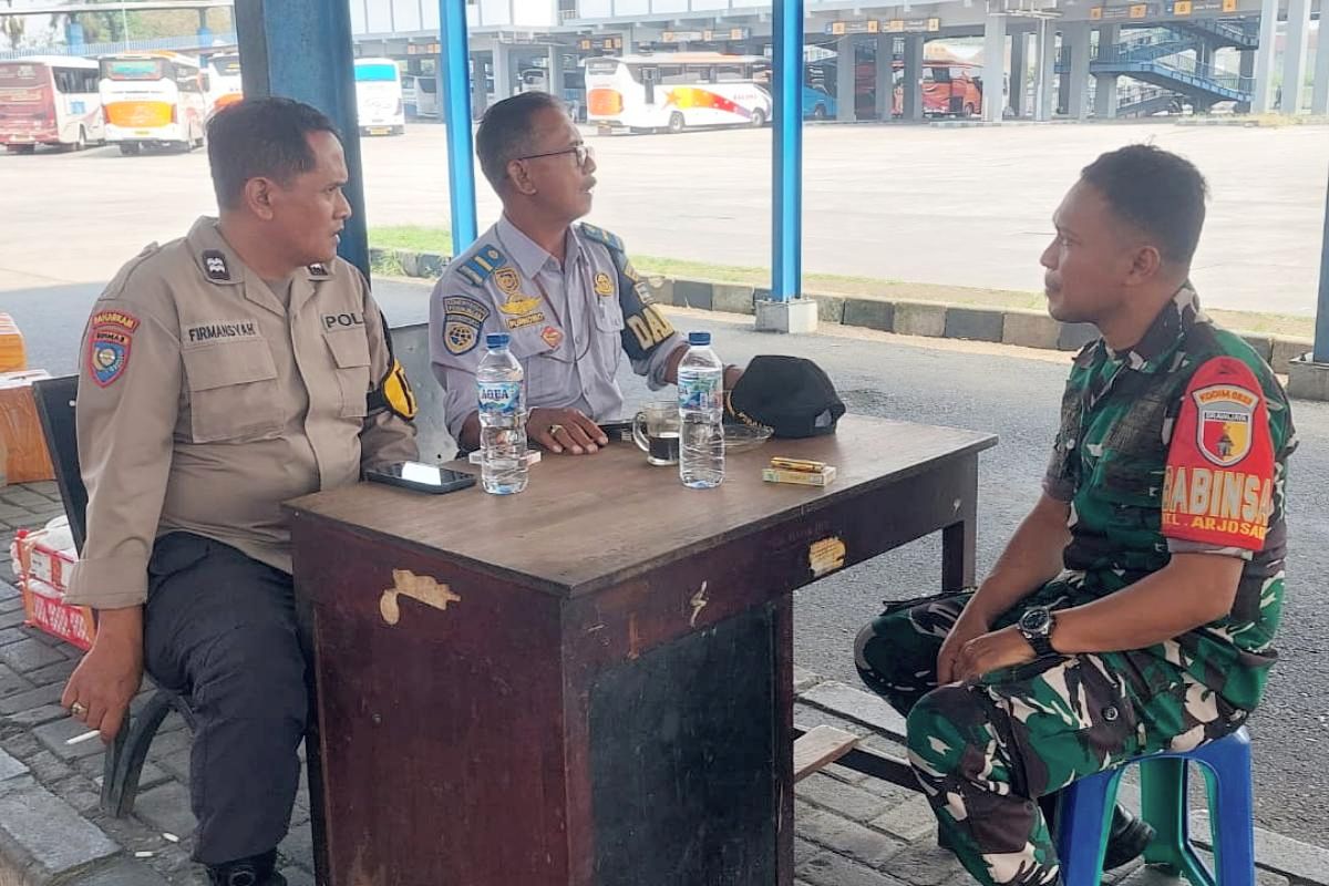 Babinsa Komsos bersama Dishub tingkatkan koordinasi keamanan di Terminal Arjosari Babinsa Komsos Bersama Dishub Tingkatkan Koordinasi Keamanan di Terminal Arjosari