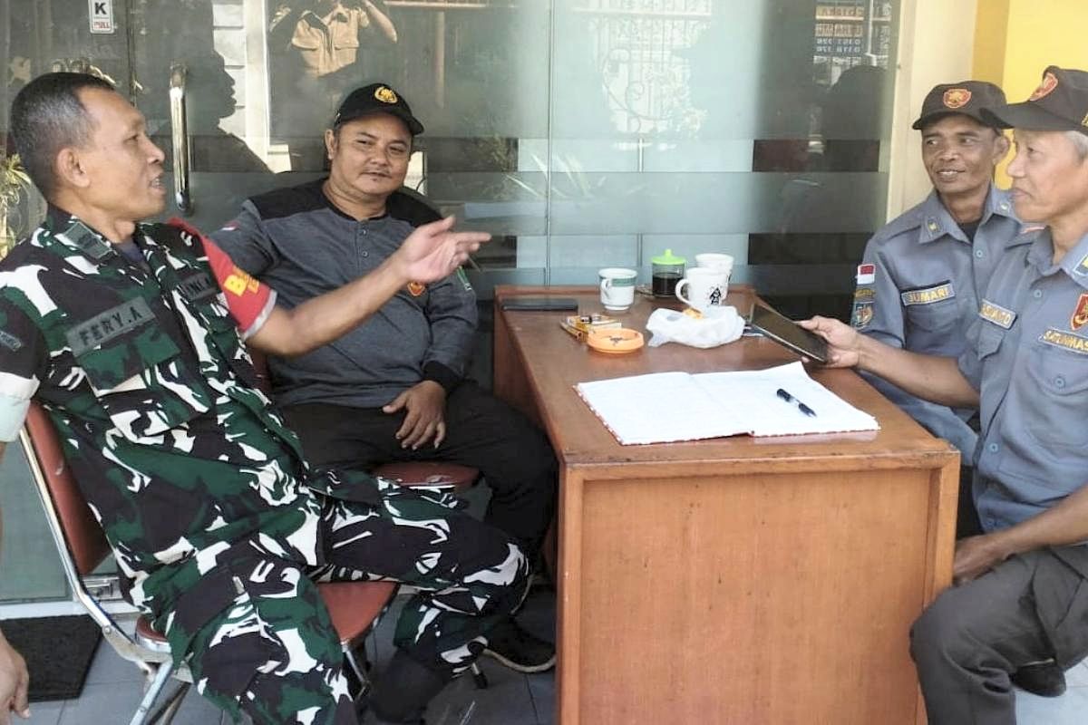 Babinsa Dinoyo Komsos Bersama Tokoh Masyarakat dan Pemuda