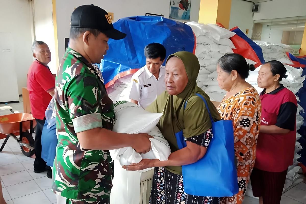 Babinsa Mulyorejo Kawal Penyaluran Bantuan Beras dan Minyak untuk 1.402 KPM