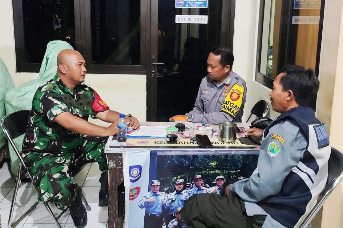 Babinsa Kedungkandang Komsos Bersama Linmas Buring Tingkatkan Keamanan dan Ketertiban Lingkungan