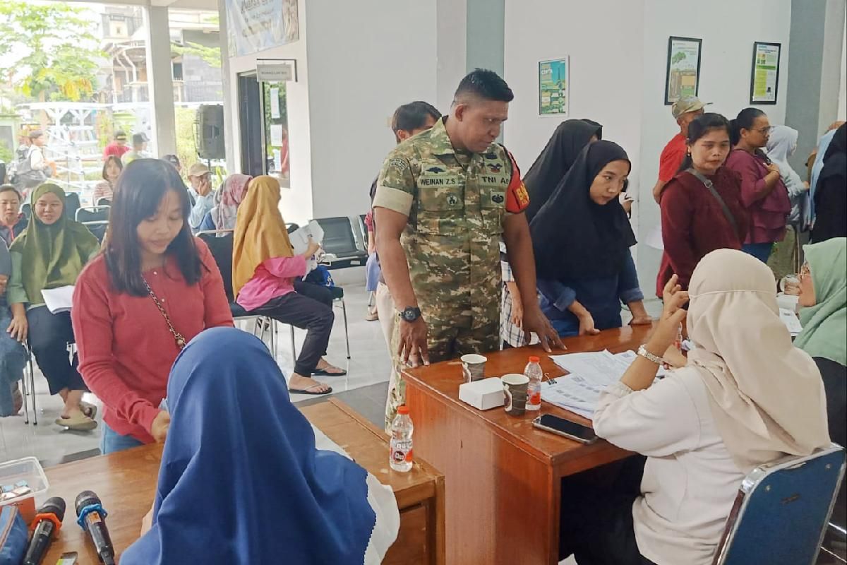 Babinsa Karangbesuki pantau pendistribusian Bantuan Pangan Tahap II Tahun 2026. (ist) Babinsa Karangbesuki Pantau Pendistribusian Bantuan Pangan Tahap II Tahun 2026