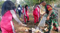 Babinsa Pandanwangi Kerja Bakti Bersama Warga dan Siswa SMPN 24 Kota Malang