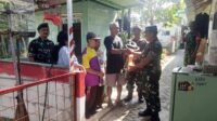 Kodim 0833/Kota Malang serahkan simbolis kunci hasil karya bakti rehab jamban sehat di Kampung Putih. (ist) Kodim 0833/Kota Malang Karya Bakti Rehab Jamban Sehat di Kampung Putih