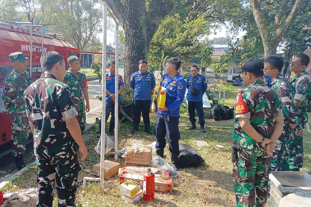 Personel Kodim 0833 latihan bersama Damkar penanggulangan kebakaran. (ist) Personel Kodim 0833 Latihan Bersama Damkar Penanggulangan Kebakaran