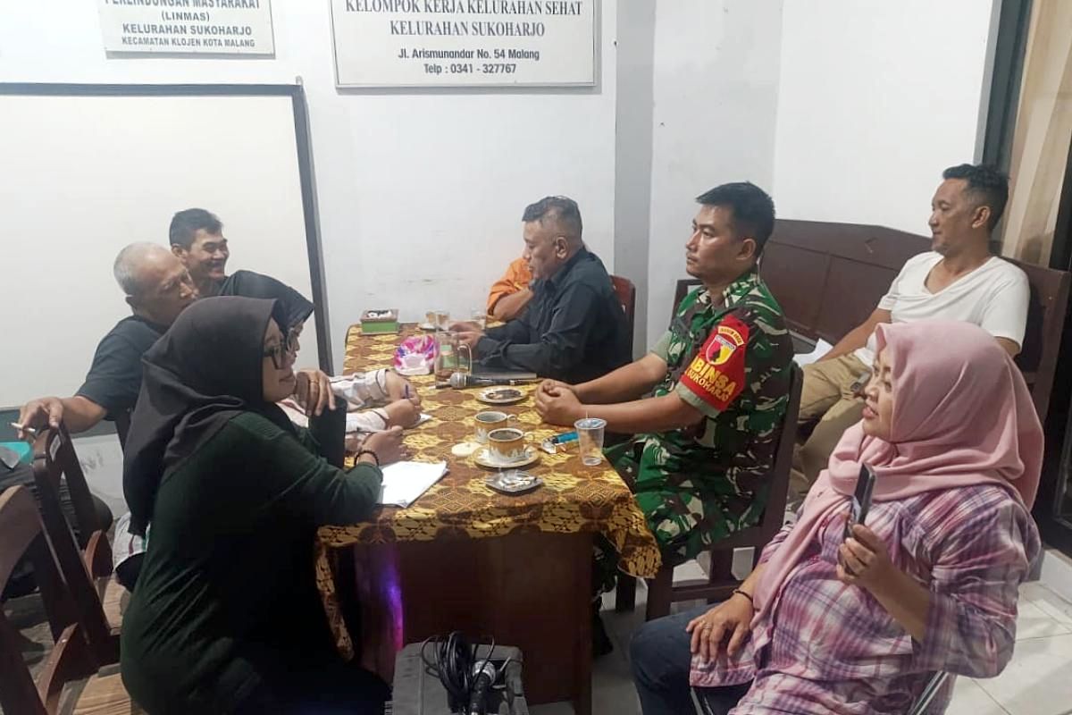 Babinsa Sukaharjo Komsos Bersama Warga Jaga Kondusivitas Keamanan