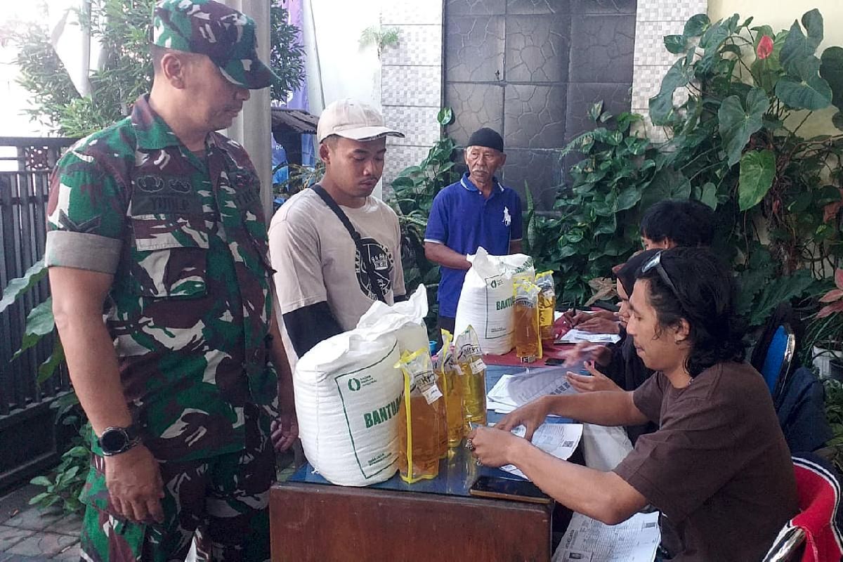 Babinsa Kedungkandang dampingi dan kawal bantuan pangan Bulog kepada KPM. (ist) Babinsa Kedungkandang Dampingi dan Kawal Bantuan Pangan Bulog kepada KPM