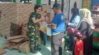 Personel Kowad Koramil Kedungkandang turun bantu pembagian sembako. (ist) Personel Kowad Koramil Kedungkandang Turun Bantu Pembagian Sembako