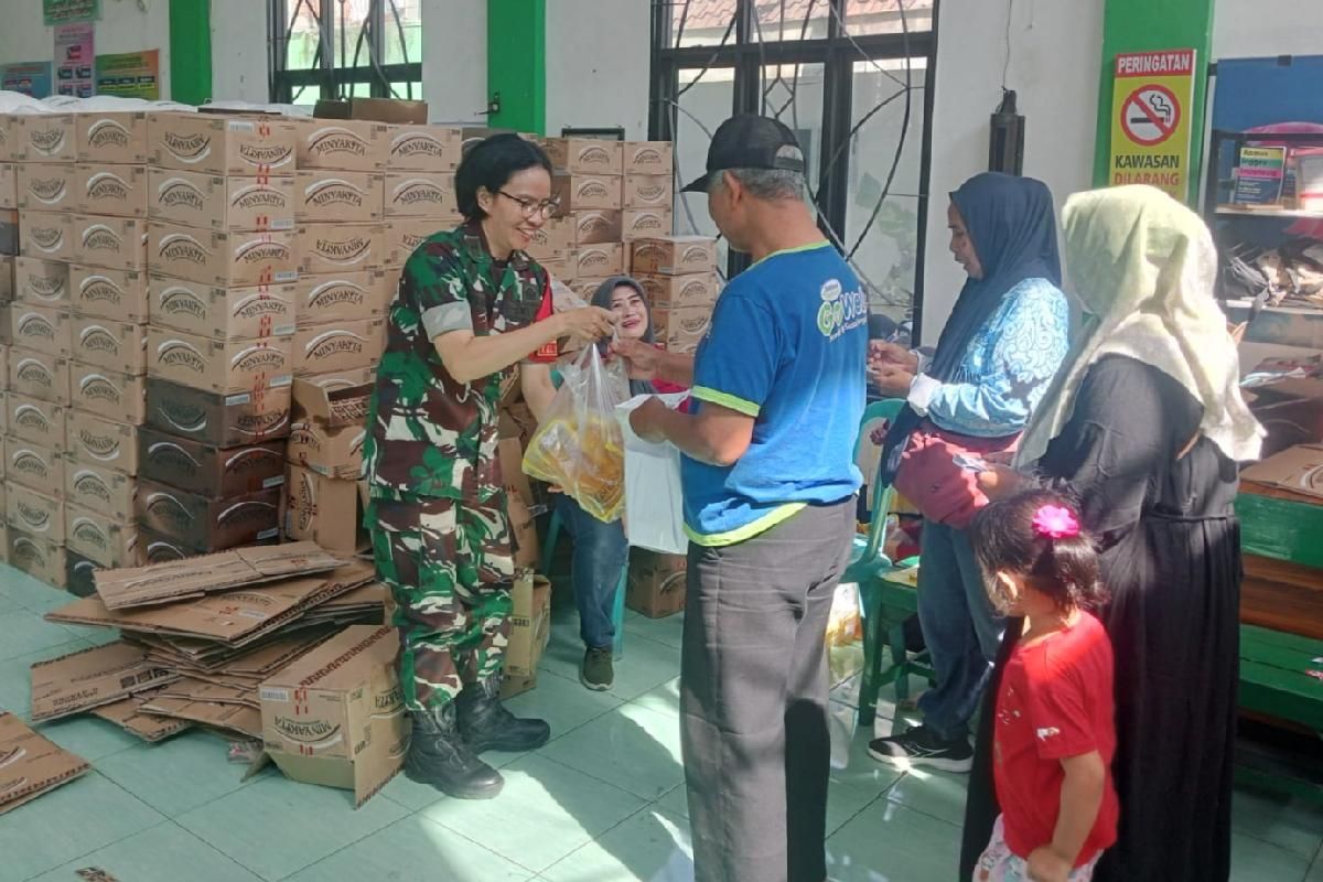 Personel Kowad Koramil Kedungkandang Turun Bantu Pembagian Sembako
