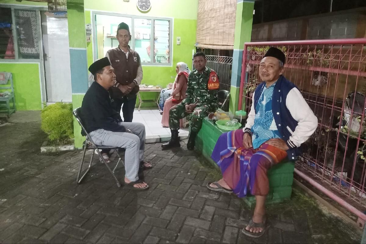 Babinsa Karang Besuki Komsos Dialogis Pererat Hubungan Masyarakat Jaga Kondusivitas