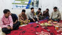 Babinsa Kedungkandang komsos bersama warga Buring jaga kondusivitas wilayah. (ist) Babinsa Kedungkandang Komsos Bersama Warga Buring Jaga Kondusivitas Wilayah