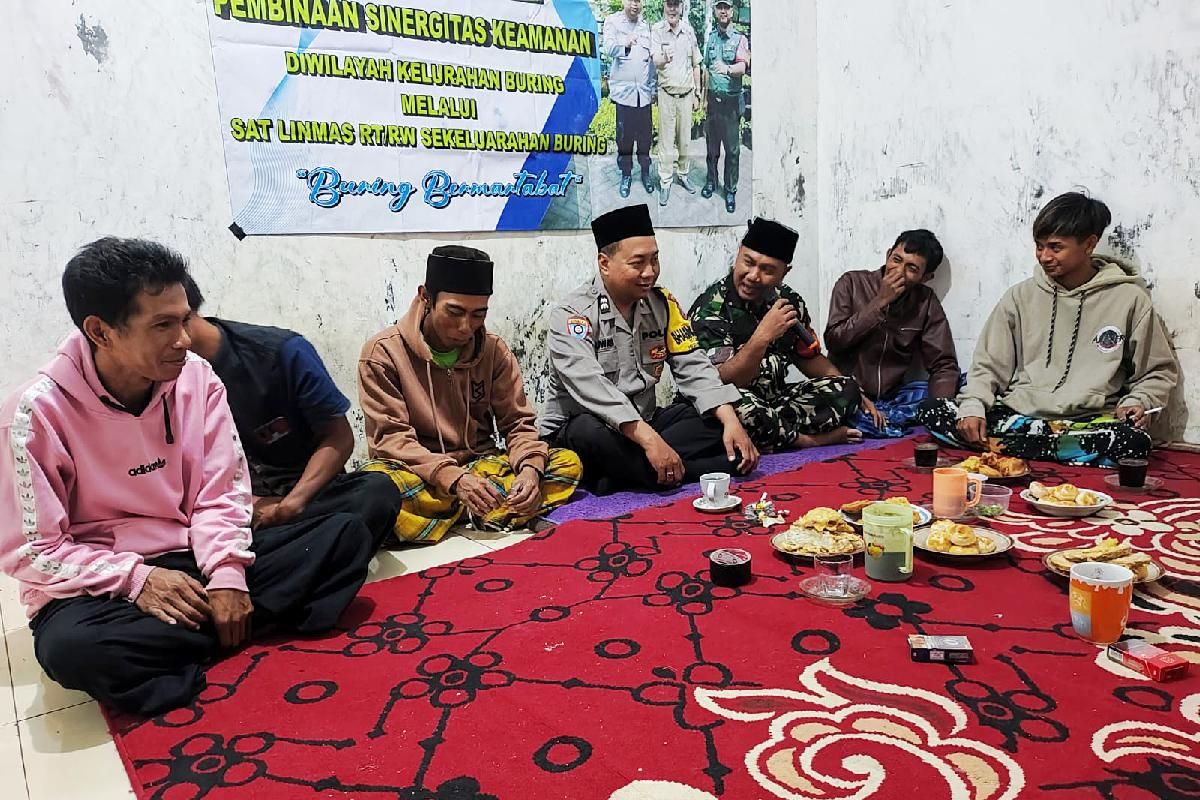 Babinsa Kedungkandang komsos bersama warga Buring jaga kondusivitas wilayah. (ist) Babinsa Kedungkandang Komsos Bersama Warga Buring Jaga Kondusivitas Wilayah