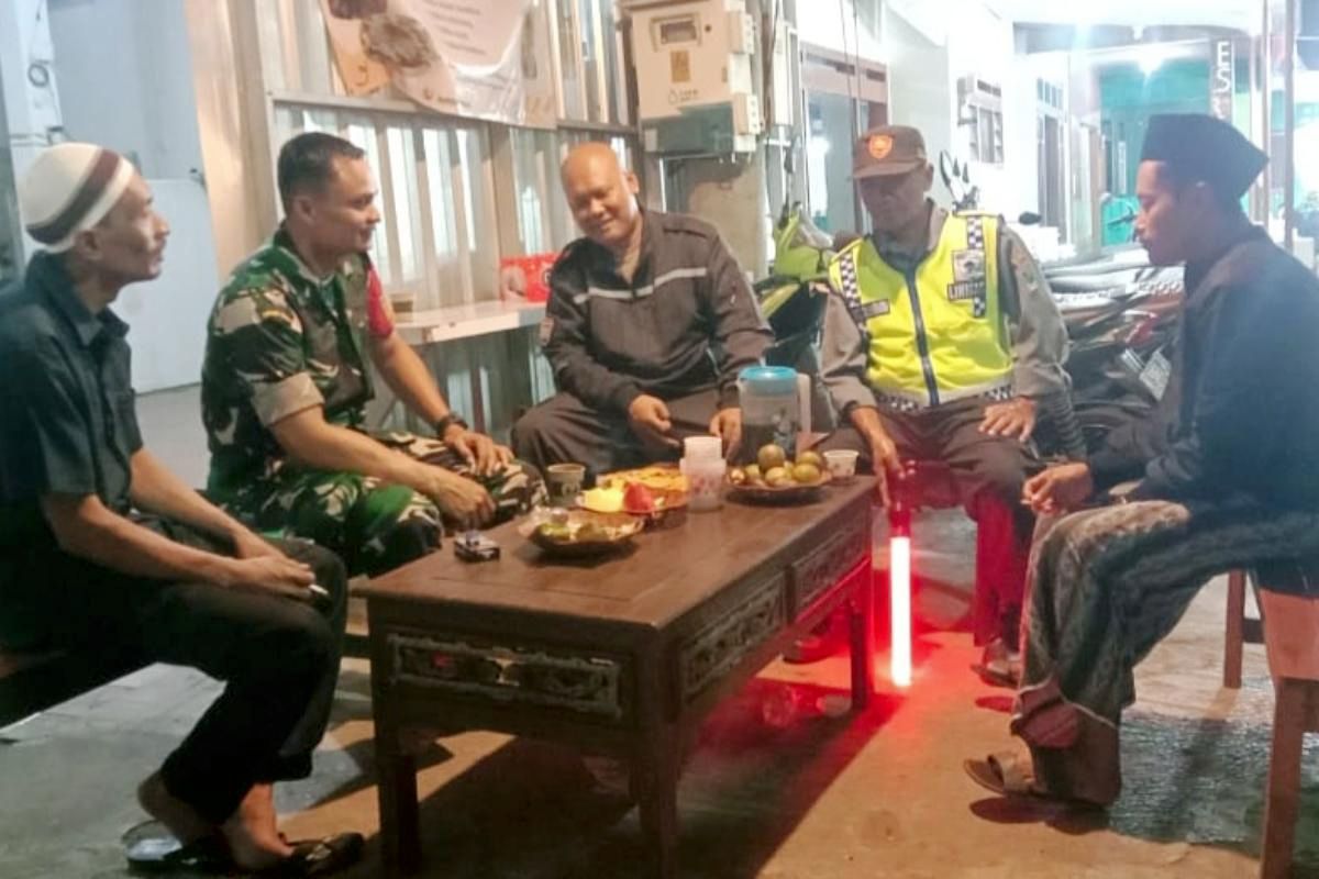 Babinsa Lowokwaru komsos bersama Tomas dan warga RW 3 Tasikmadu. (ist) Babinsa Lowokwaru Komsos Bersama Tomas dan Warga RW 3 Tasikmadu