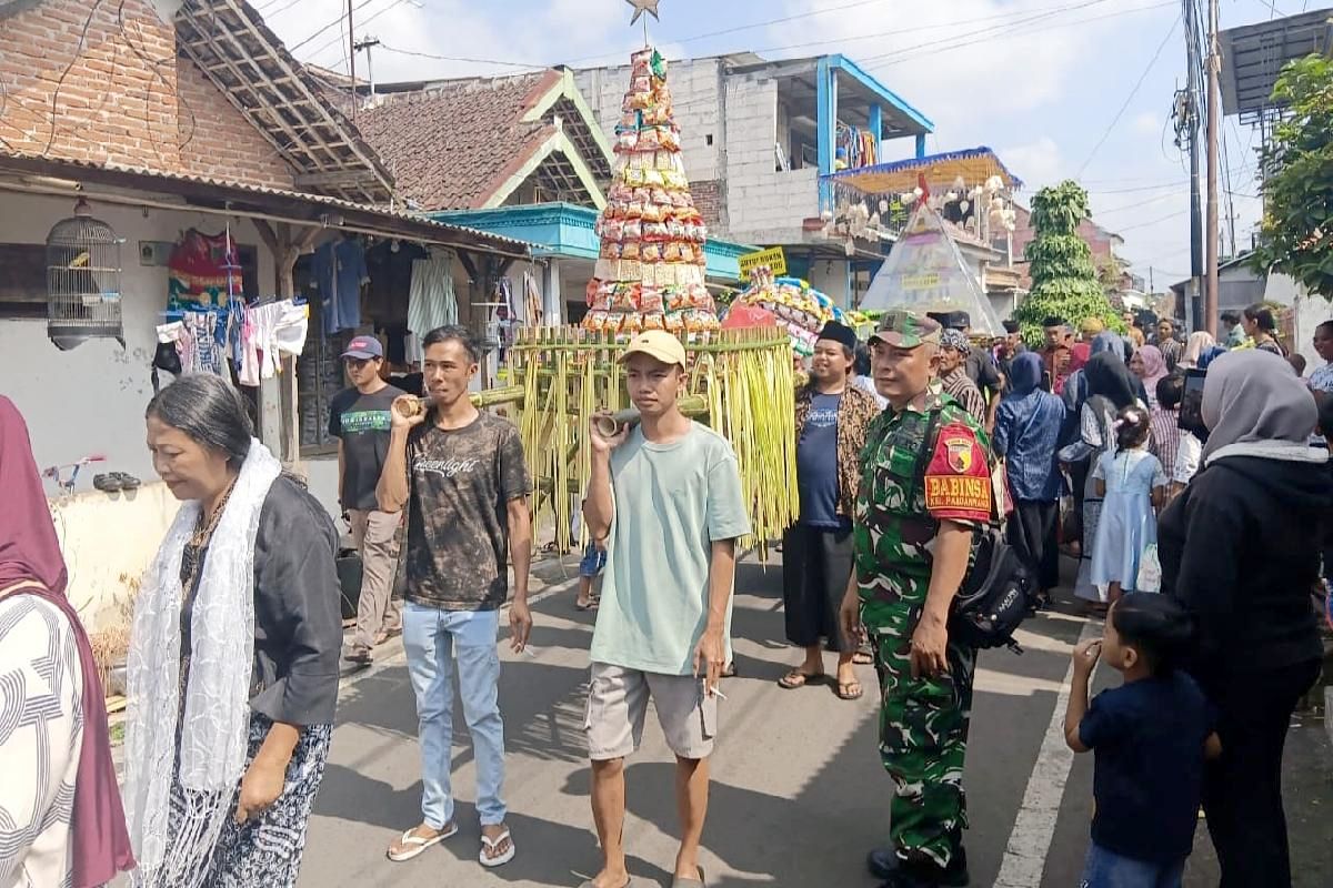 Babinsa Blimbing pengamanan bersih desa Batu Amaril Pandawangi. (ist) Babinsa Blimbing Pengamanan Bersih Desa Batu Amaril Pandawangi