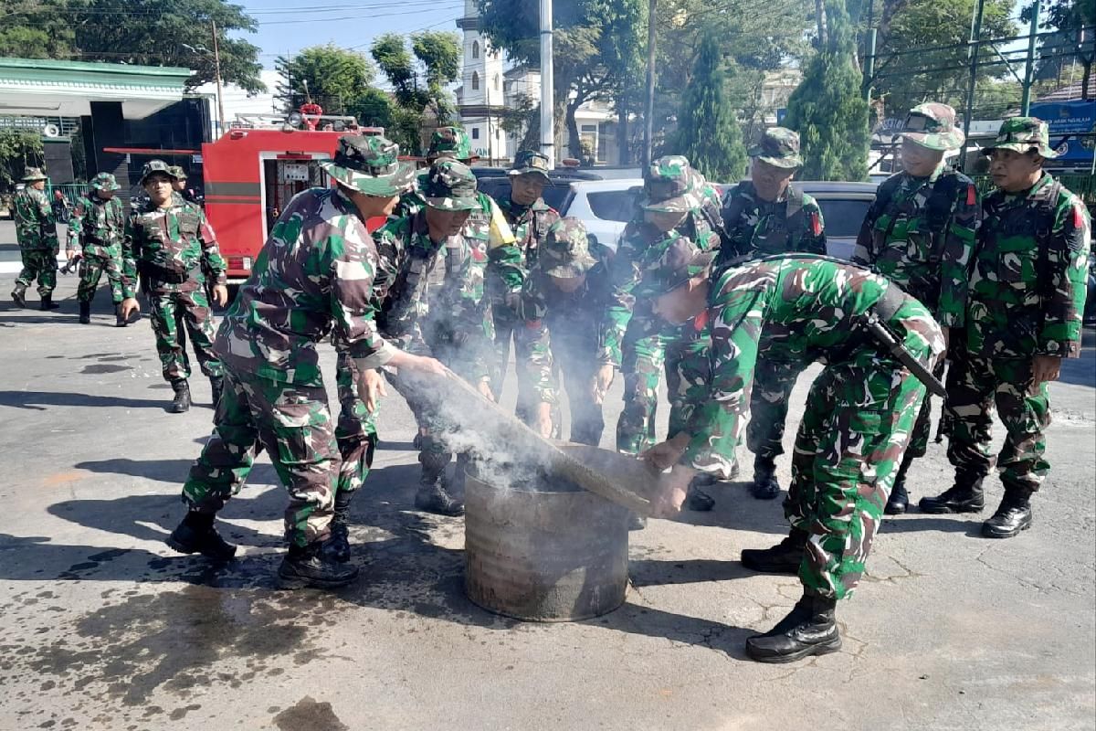 Personel Kodim 0833 Latihan Pemadaman Bahaya Kebakaran di Makodim