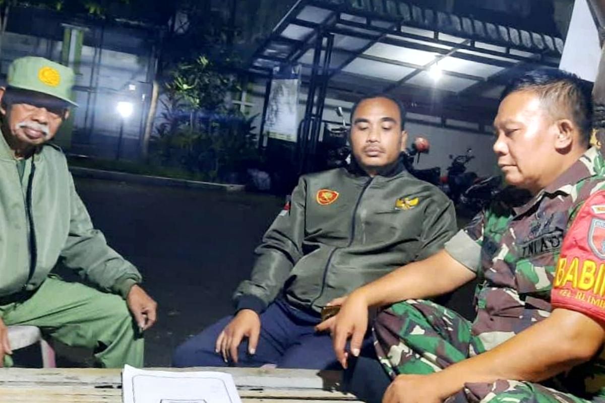 Babinsa Blimbing patroli dialogis bersama Satlinmas dan warga perkuat kemitraan. (ist) Babinsa Blimbing Patroli Dialogis Bersama Satlinmas dan Warga Perkuat Kemitraan