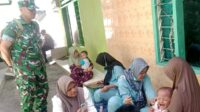 Babinsa Mergosono bersama Nakes Arjowinangun dampingi percepatan imunisasi campak. (ist) Babinsa Mergosono Bersama Nakes Arjowinangun Dampingi Percepatan Imunisasi Campak