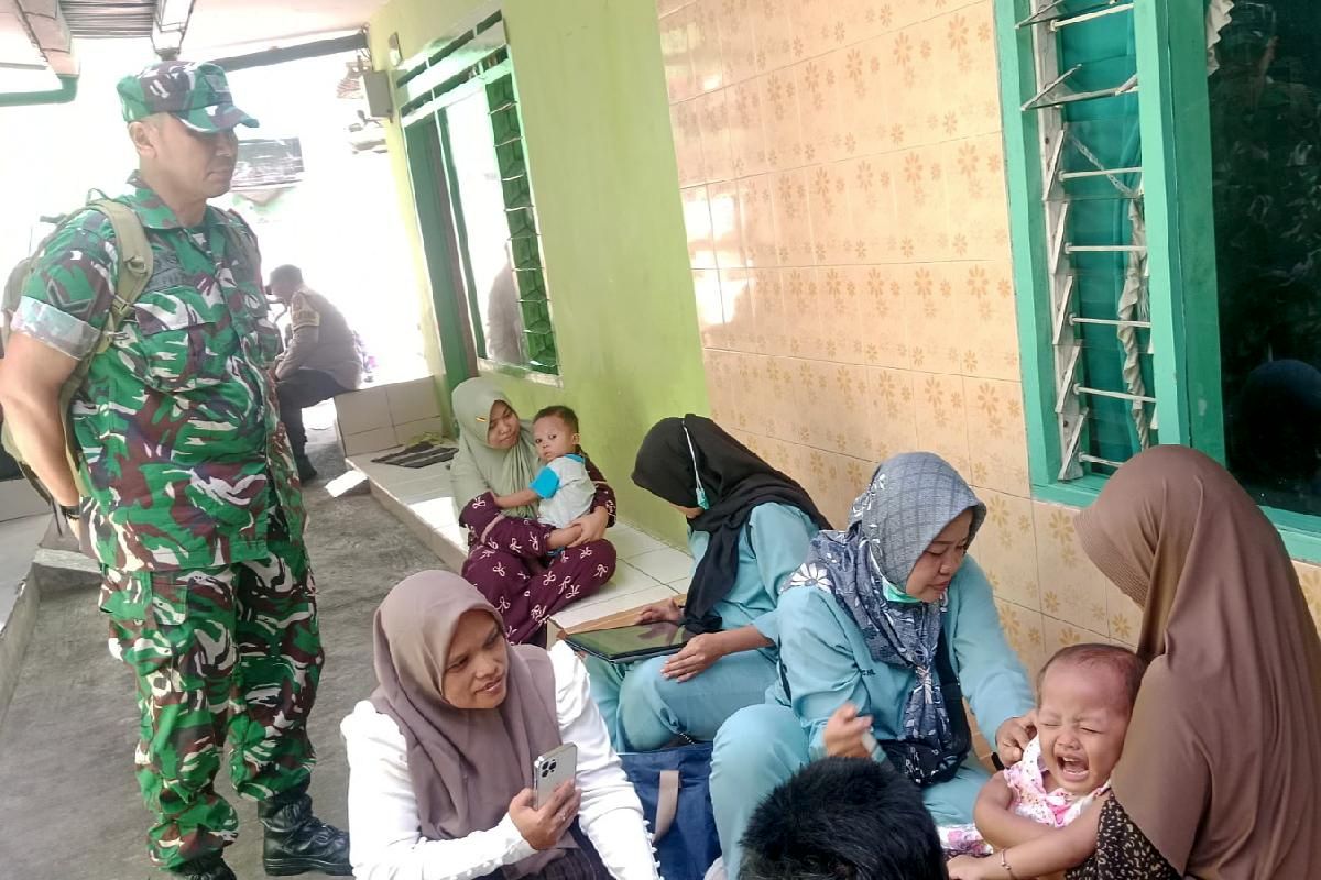 Babinsa Mergosono Bersama Nakes Arjowinangun Dampingi Percepatan Imunisasi Campak