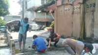 Babinsa Kedungkandang Bersama Warga Kotalama Karya Bakti Pembuatan Saluran Air