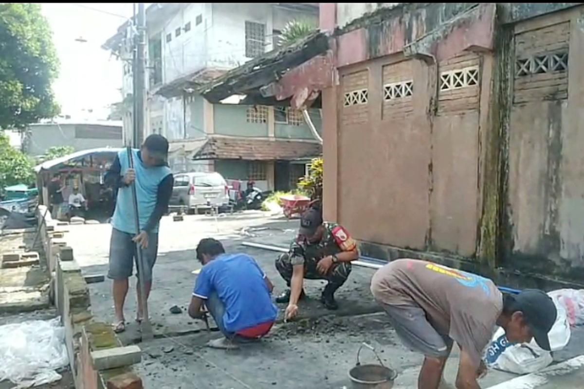 Babinsa Kedungkandang bersama warga Kotalama karya bakti pembuatan saluran air. (ist) Babinsa Kedungkandang Bersama Warga Kotalama Karya Bakti Pembuatan Saluran Air