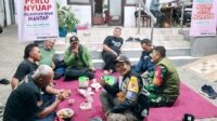Babinsa Klojen Komsos humanis bersama warga Sukoharjo pererat silaturahmi dan jaga Kamtibmas. (ist) Babinsa Klojen Komsos Humanis Bersama Warga Sukoharjo Pererat Silaturahmi dan Jaga Kamtibmas