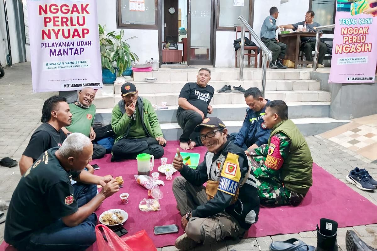 Babinsa Klojen Komsos humanis bersama warga Sukoharjo pererat silaturahmi dan jaga Kamtibmas. (ist) Babinsa Klojen Komsos Humanis Bersama Warga Sukoharjo Pererat Silaturahmi dan Jaga Kamtibmas
