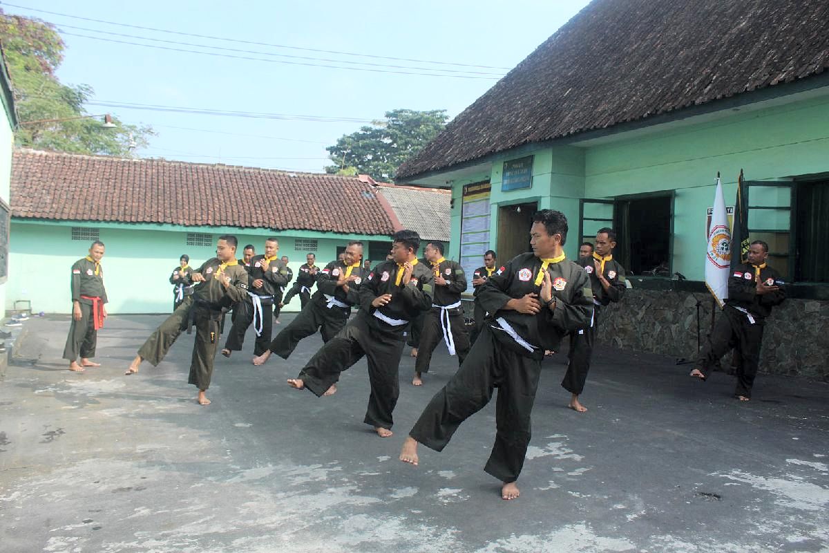 Kodim 0833 Gelar Latihan Pencak Silat Militer Tingkatkan Kemampuan Personel