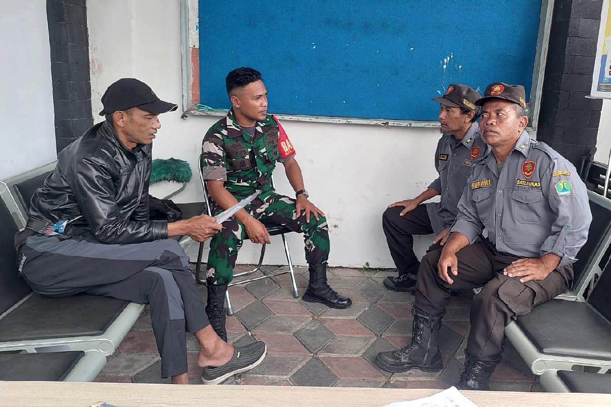 Babinsa Arjosari komsos bersama linmas jaga kamtibmas. (ist) Babinsa Arjosari Komsos Bersama Linmas Jaga Kamtibmas