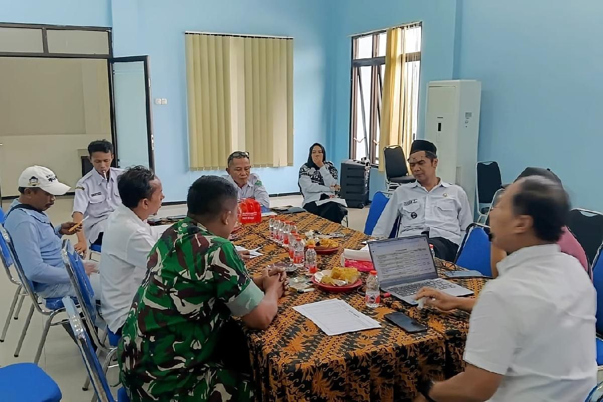 Babinsa Sukun Komsos Bersama Staf Kelurahan Tingkatkan Kamtibmas