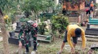 Babinsa Sukun Bersama Warga Karangbesuki Kerja Bakti di Makam Klaseman