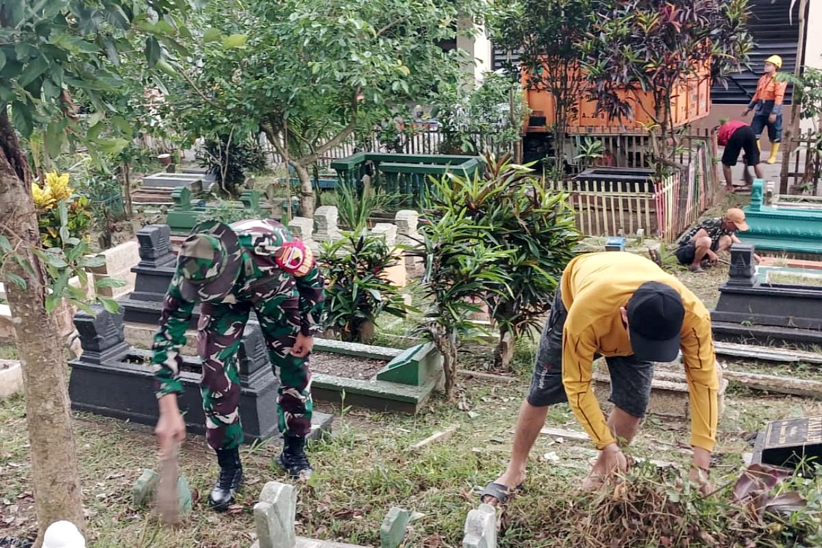 Babinsa Sukun Bersama Warga Karangbesuki Kerja Bakti di Makam Klaseman
