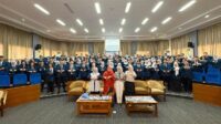 Jajaran FEB UB dan peserta Seminar Karir bekali alumni dan lulusan baru. (dok. FEB UB) FEB UB Gelar Seminar Karir Bekali Alumni dan Lulusan Baru
