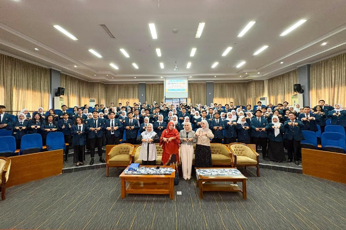 Jajaran FEB UB dan peserta Seminar Karir bekali alumni dan lulusan baru. (dok. FEB UB) FEB UB Gelar Seminar Karir Bekali Alumni dan Lulusan Baru