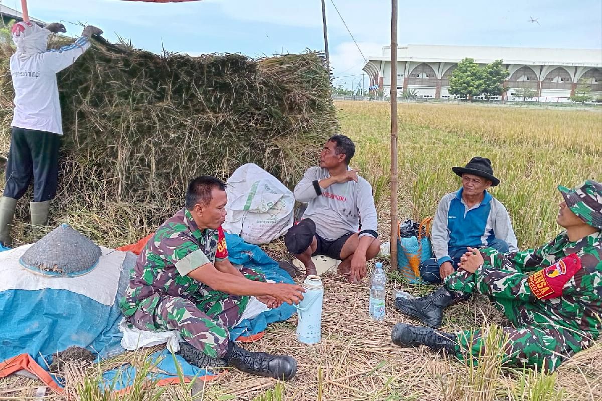 Babinsa Kedungkandang komsos humanis bersama petani Arjowinangun perkuat kedekatan. (is Babinsa Kedungkandang Komsos Humanis Bersama Petani Arjowinangun Perkuat Kedekatan