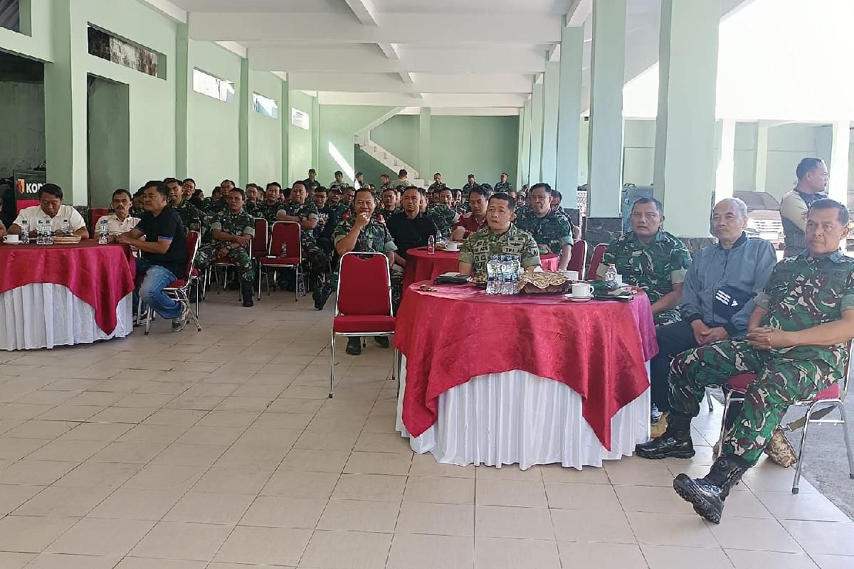 Kodim 0833/Kota Malang Nobar Piala Dunia Bersama Warga, Pererat Hubungan TNI-Rakyat