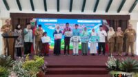 Perwakilan pelajar menerima rekening Simpanan Pelajar (Simpel) disaksikan OJK Malang, Pemkab Malang dan Satuan Pendidikan. (rhd) OJK Dorong Pelajar Dukung Program KEJAR dan RABU di Kabupaten Malang