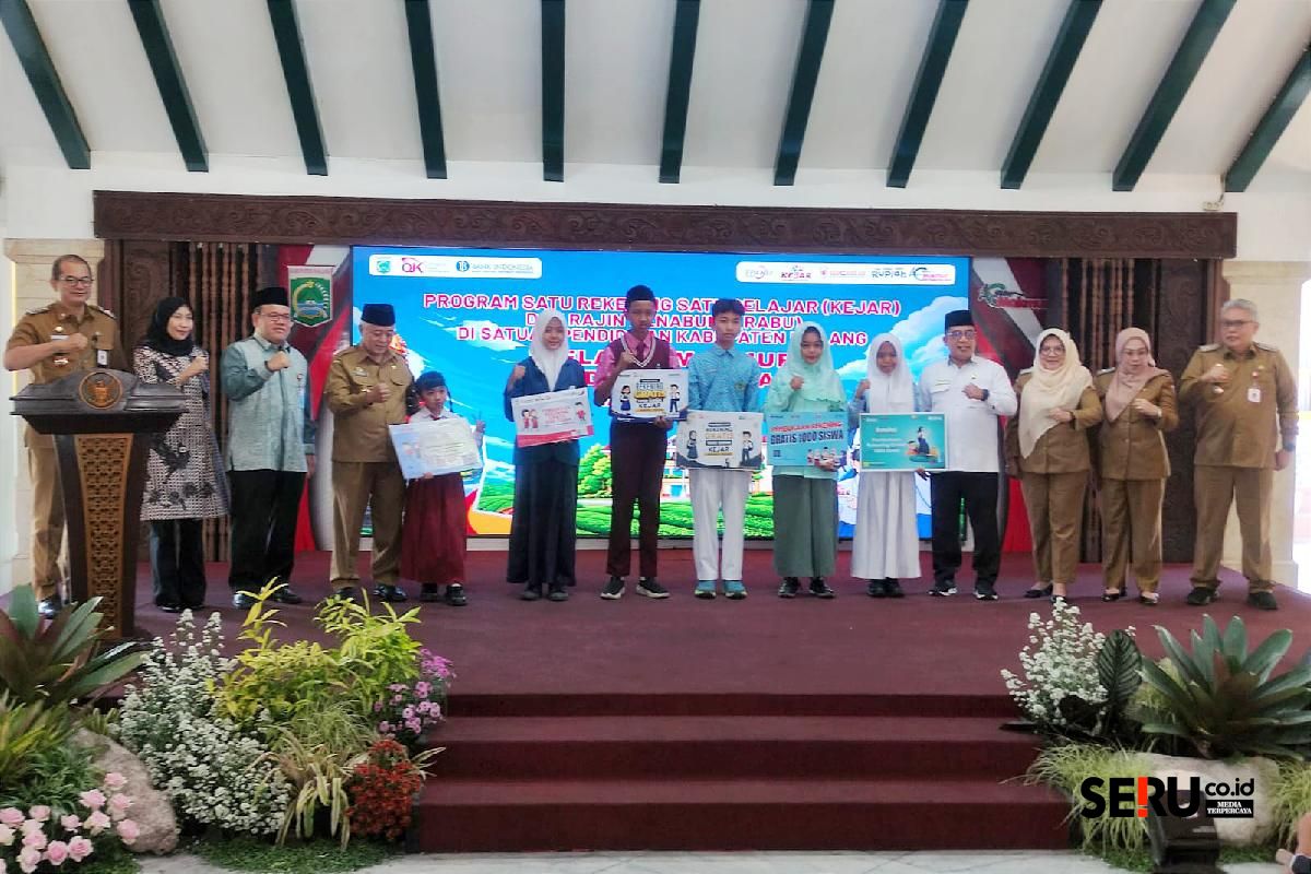 Perwakilan pelajar menerima rekening Simpanan Pelajar (Simpel) disaksikan OJK Malang, Pemkab Malang dan Satuan Pendidikan. (rhd) OJK Dorong Pelajar Dukung Program KEJAR dan RABU di Kabupaten Malang