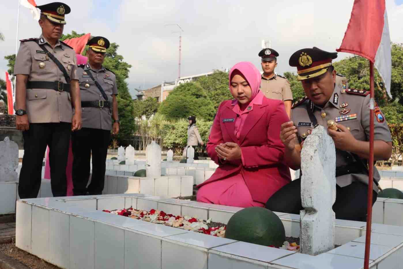 Peringatan Hari Bhayangkara ke-80: Kapolres Batu Pimpin Ziarah Agung dan Salurkan Tali Asih untuk Purnawirawan