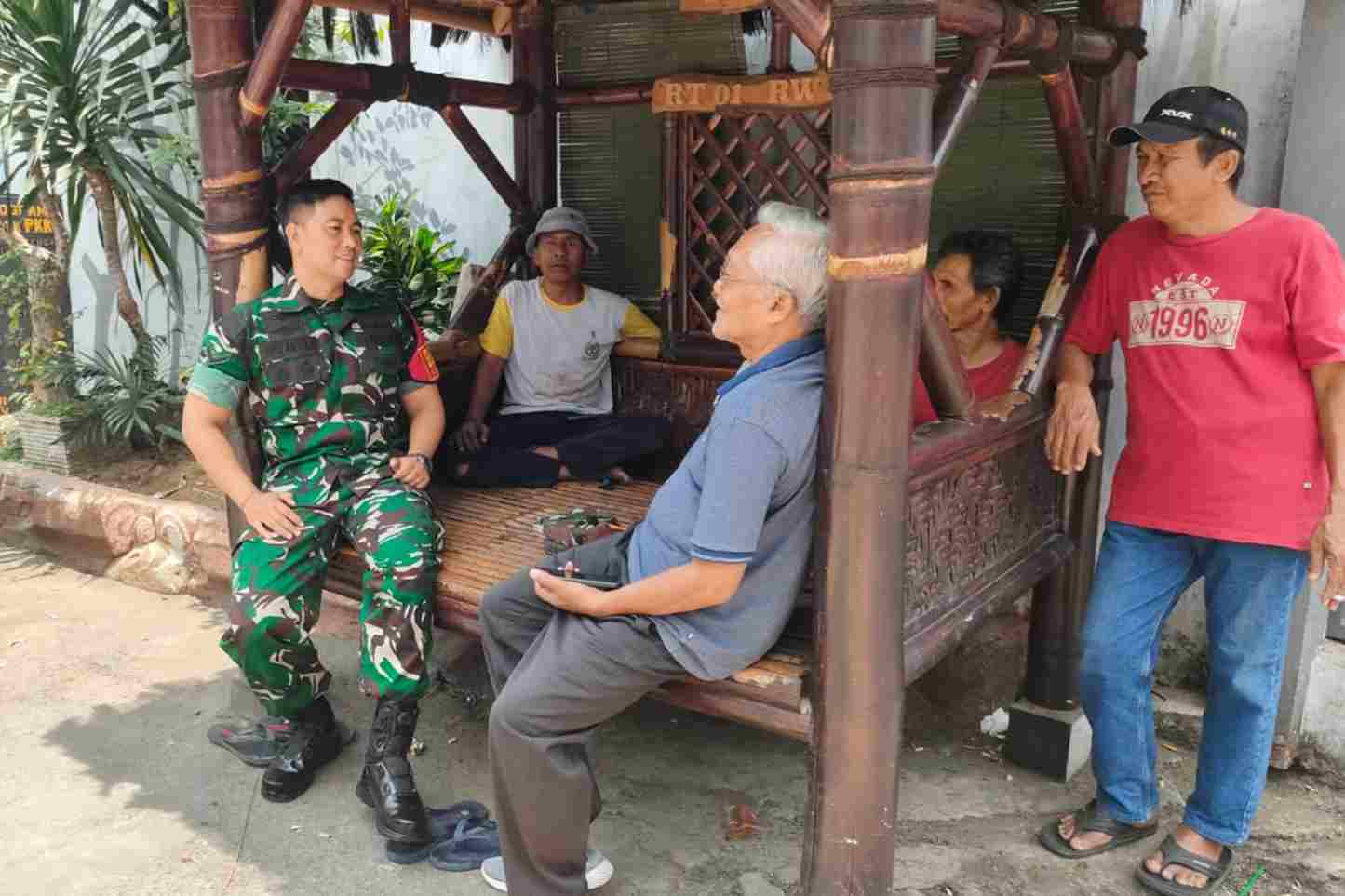 Babinsa Kelurahan Bareng Gelar Komsos Bersama Warga Ciptakan Lingkungan Kondusif