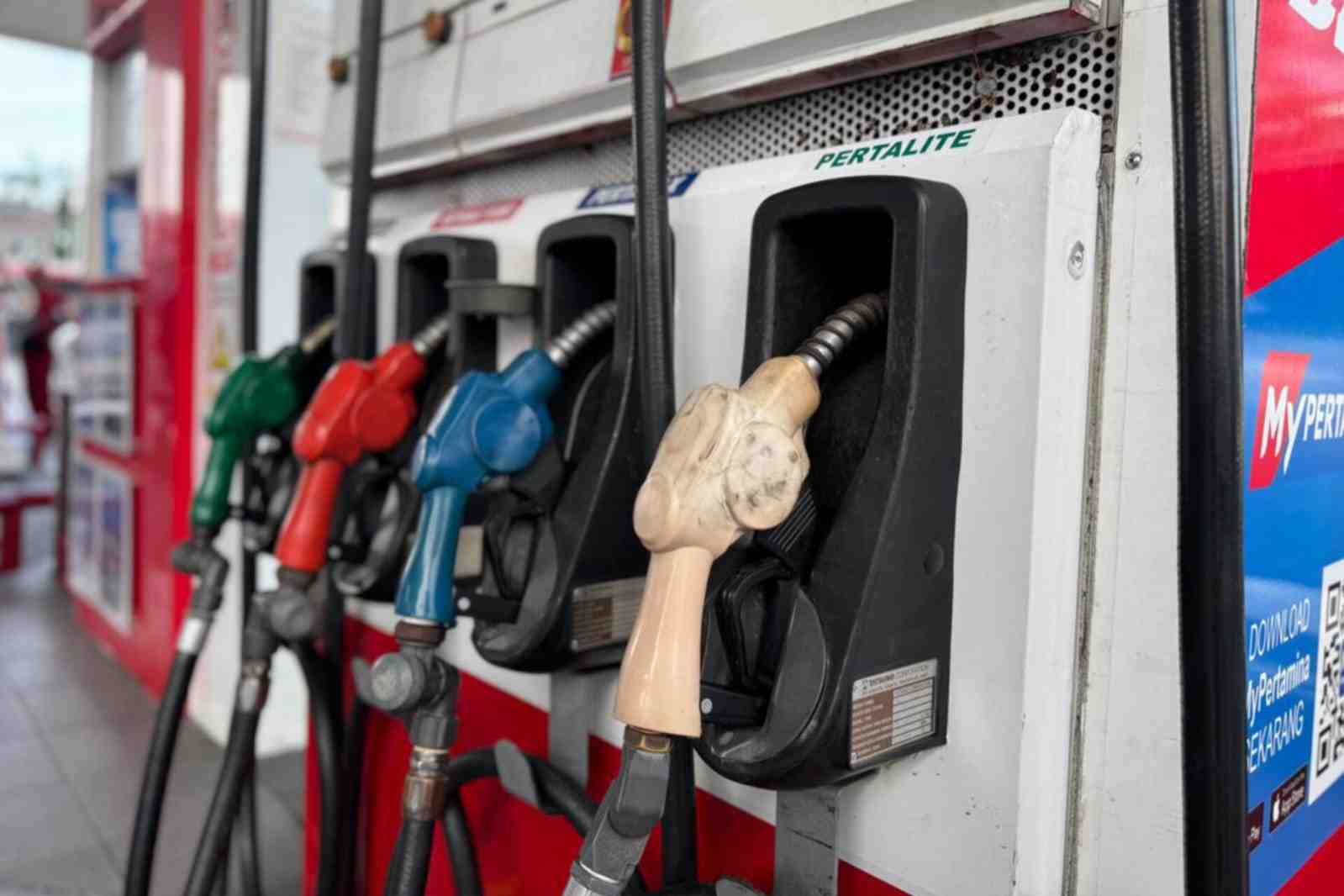 Nozzle dispenser BBM_11zon Polres Malang Kerahkan Personel Atur Lalin Antrean yang Mengular di SPBU