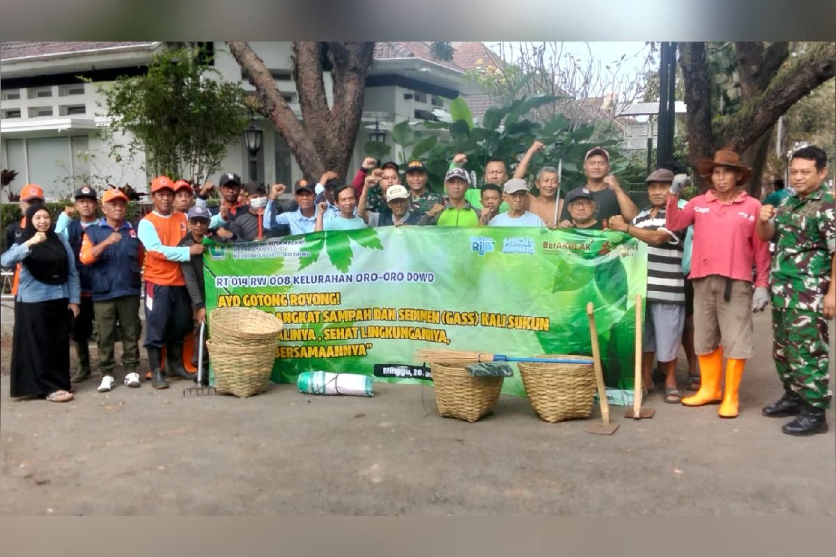Babinsa Klojen bersama tiga pilar Kelurahan Oro-oro Dowo laksanakan GASS di Kali Sukun. (ist) Babinsa Klojen Bersama Tiga Pilar Kelurahan Oro-oro Dowo Laksanakan GASS di Kali Sukun