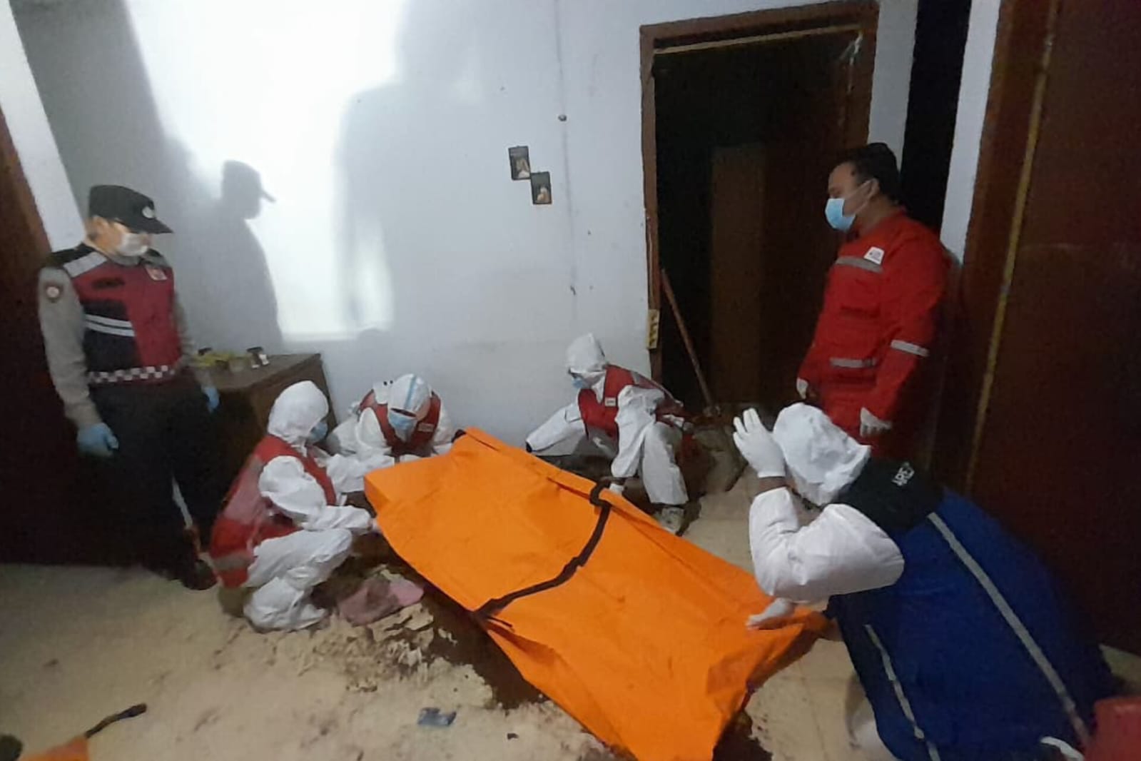 Proses pemeriksaa Seorang Pria di Lawang Ditemukan Setelah Sepekan Meninggal Dunia di Rumahnya