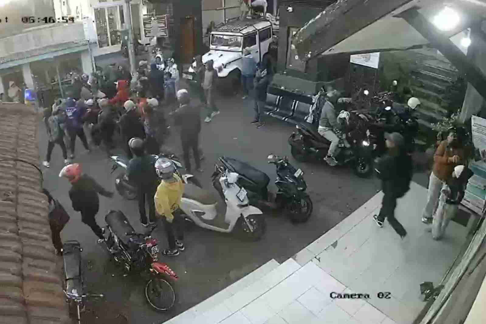 Rekaman CCTV_11zon BB TNBTS Sebut Aksi Pemukulan di Pintu Masuk Wonokitri Merupakan Bentuk Pembelaan