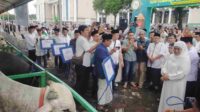 Serahkan Hewan_11zon Pemprov Jatim Serahkan Hewan Kurban ke Masjid Al Akbar, Gubernur Khofifah Sebut Penjualan Peternak Meningkat