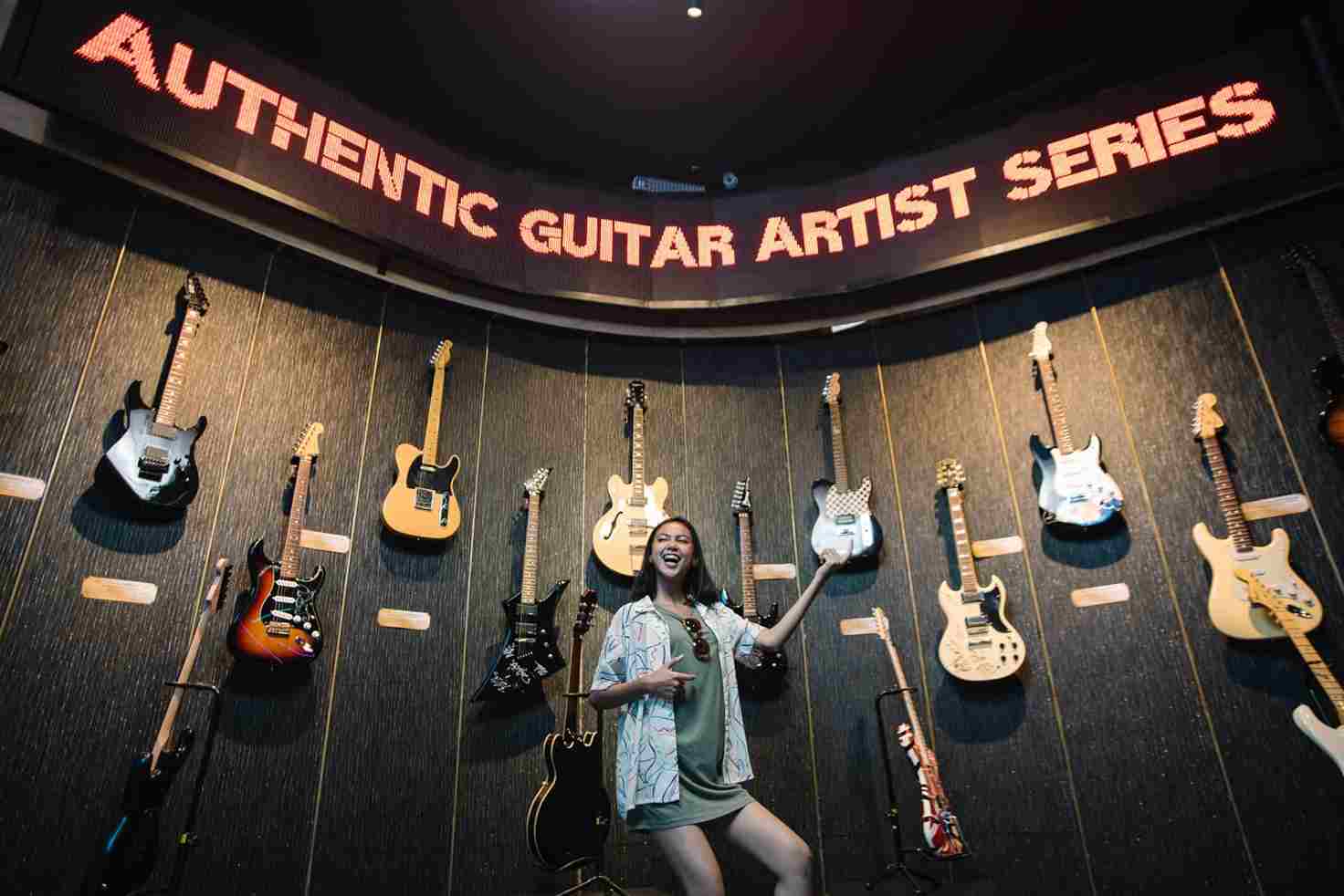 Wahana Authentic Guitar_11zon Wajib Dikunjungi! Sensasi Melihat Langsung Gitar Asli Musisi Legendaris Dunia Hanya di Jatim Park 3