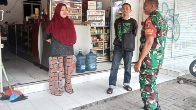 Babinsa Kesatrian aktif melakukan komsos yang humanis untuk membangun kepedulian warga terhadap lingkungan. (ist) Lewat Komsos Humanis, Babinsa Kesatrian Bangun Kepedulian Warga terhadap Lingkungan