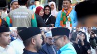 (atas) Suasana kedatangan rombongan jamaah haji Kota Batu yang baru saya pulang dari tanah suci. (Bawah) saat Wali Kota Batu bertemu kembali dengan Wakil Wali Kota Batu. (dok.prokopim) Air Mata Syukur Warnai Kepulangan 220 Jamaah Haji Kota Batu di Balai Kota Among Tani