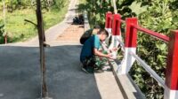 Personel Koramil Sukun mempercepat finishing Jembatan Perintis Garuda sebelum diresmikan. (ist) Masuki Tahap Finishing, Koramil Sukun Kebut Pengecatan Jembatan Perintis Garuda
