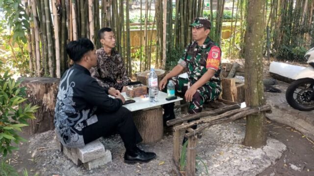 Tingkatkan Keamanan, Babinsa Koramil Blimbing Melaksanakan Komsos Bersama Security Hotel Grand Cakra