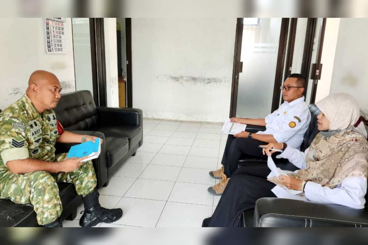 Babinsa Kelurahan Buring Koramil 0833-02 Kedungkandang melaksanakan Komsos bersama perangkat Kelurahan Buring.(Ist) Babinsa Koramil Kedungkandang Bersama Perangkat Kelurahan Buring Gelar Komsos Kuatkan Kemanunggalan