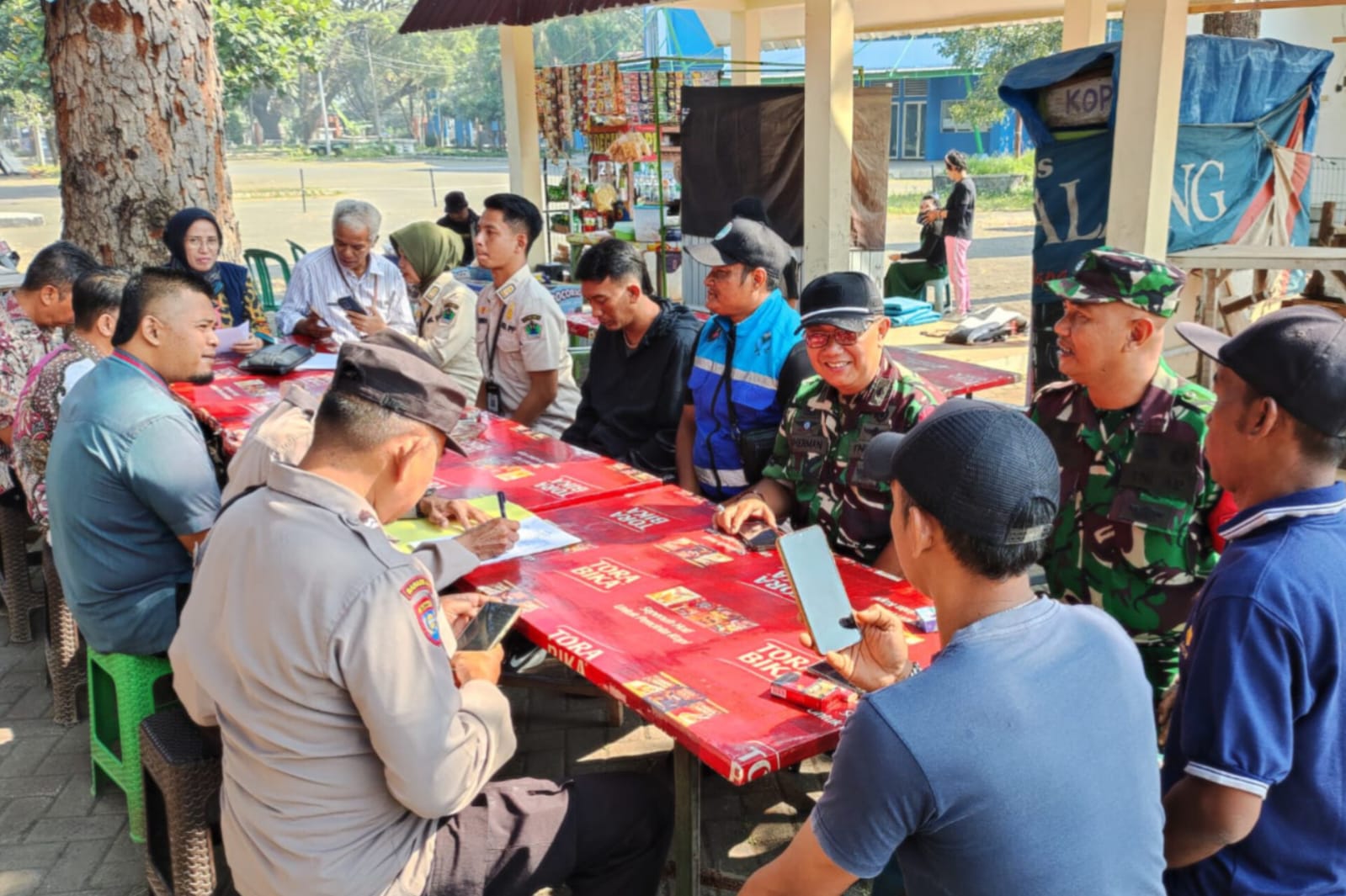 Kegiatan rapat efisiensi para PKL di kawasan GOR Ken Arok, Kecamatan Buring, Kota Malang. (Ist) Babinsa Buring Koramil Kedungkandang Dampingi Rapat Evaluasi PKL GOR Ken Arok